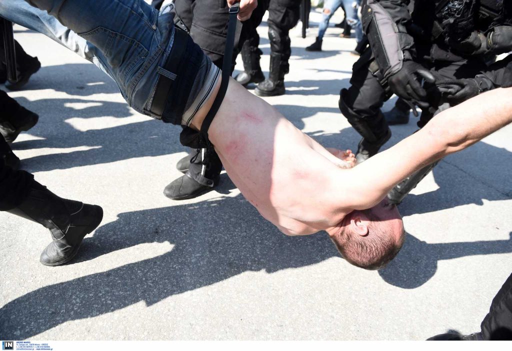 Απίστευτη βία έξω από το ΑΠΘ: Άνδρες της ΕΛ.ΑΣ χτυπούν και σέρνουν στο δρόμο φοιτητή (βίντεο)