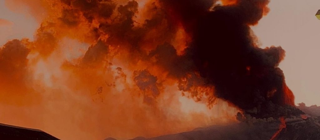 Σικελία: Η Αίτνα εκτοξεύει λάβα και στάχτη – Τέταρτη έκρηξη του ηφαιστείου σε λίγες ημέρες (βίντεο)