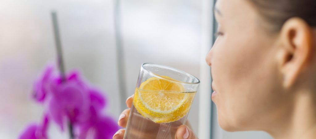 Τα 4 σημαντικά οφέλη για το δέρμα από την κατανάλωση νερού με λεμόνι