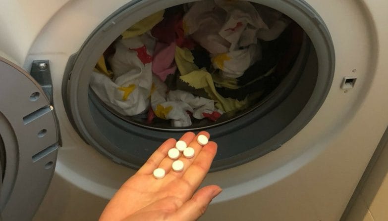 Να τι θα συμβεί αν βάλετε μια ασπιρίνη στο πλυντήριο ρούχων σας