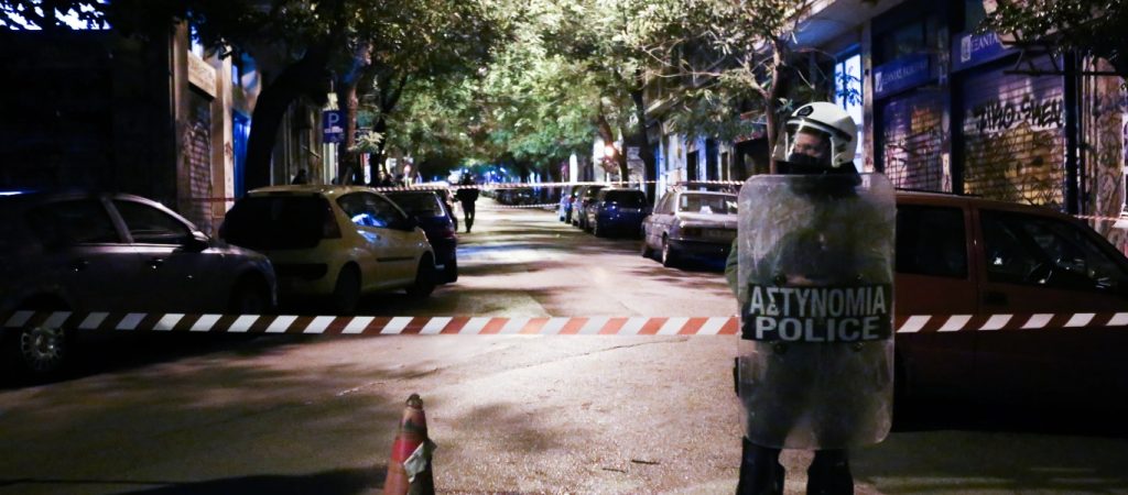 Αστυνομικός έξω από τα γραφεία του ΠΑΣΟΚ αυτοπυροβολήθηκε στο πόδι