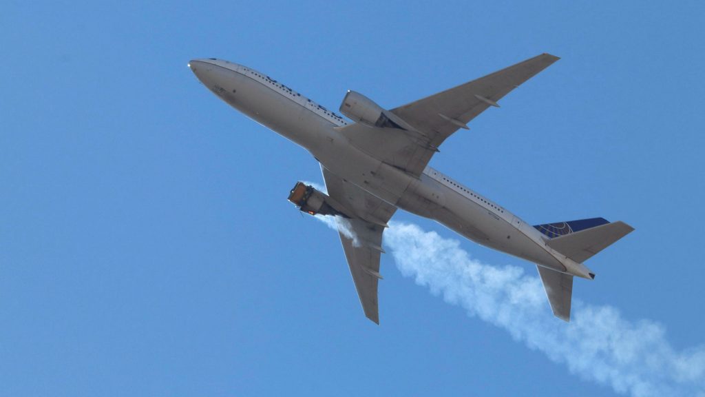 Boeing 777 απογειώθηκε και… ξεκόλλησε ο κινητήρας – Από τον Δεκέμβριο είχαν ξεκινήσει τα προβλήματα (βίντεο)