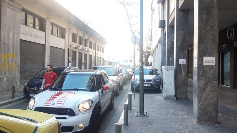 Σύνταγμα: Απορριμματοφόρο «φράκαρε» στη Μητροπόλεως – «Ουρά» τα αυτοκίνητα (φώτο)