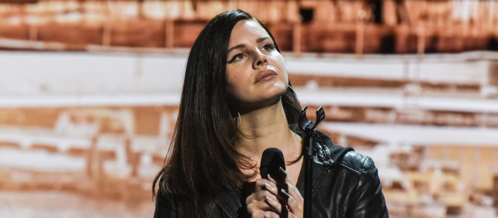 Λάνα Ντελ Ρέι: «Με συγκλόνισε ο θάνατος της Ε.Γουάινχαουζ – Σκέφτηκα να σταματήσω το τραγούδι»