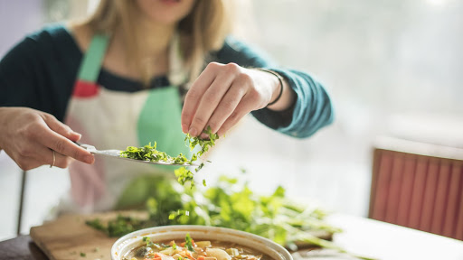 Τα λάθη που κάνουμε όλοι στο μαγείρεμα και κάνουν το φαγητό μας… τοξικό