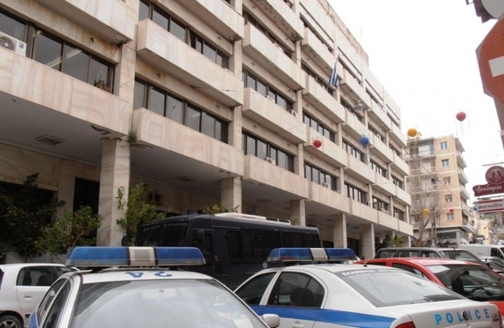 Πάτρα: Άγνωστοι επιτέθηκαν με μπογιές στο Τμήμα Μεταγωγών (φωτο)