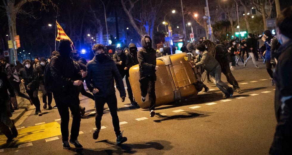 Ισπανία: Βίαιες διαδηλώσεις στην Βαρκελώνη για τον Πάμπλο Χασέλ για έβδομη συνεχόμενη μέρα