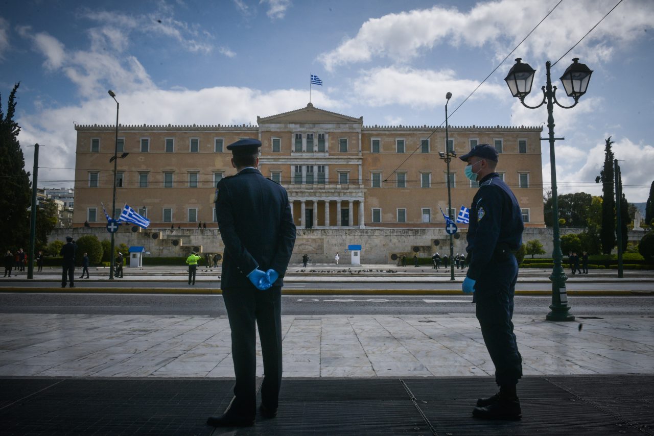Ενας χρόνος από το πρώτο κρούσμα στην Ευρώπη και η Ελλάδα ασφυκτιά με την οικονομία να χάνει 100 εκατ.ευρώ κάθε μέρα