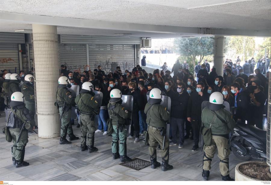 Στον εισαγγελέα τα 31 άτομα που συνελήφθησαν κατά την αστυνομική επέμβαση στο ΑΠΘ