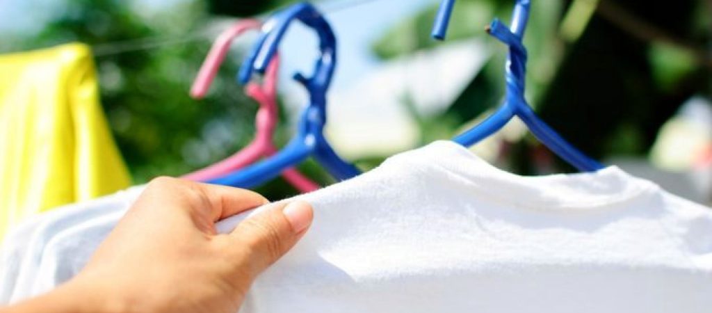 Αυτοί είναι οι 5 τρόποι για να εξαφανίσετε οριστικά τους λεκέδες από τα λευκά ρούχα