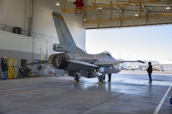 Στο Τέξας το πρώτο αναβαθμισμένο F-16 της ΠΑ για τα απαραίτητα τεστ