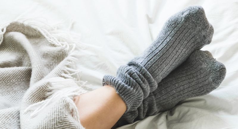 Κάνει καλό να κοιμόμαστε με κάλτσες ή όχι; – Γιατρός δίνει την απάντηση! (βίντεο)