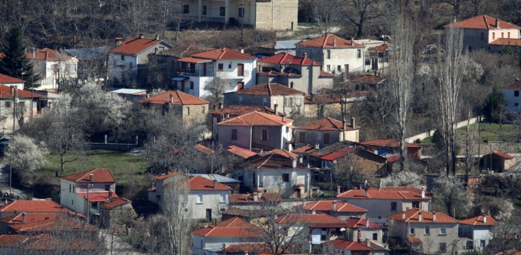 Παράνοια: Σε χωριά που είναι…covid-free οι κάτοικοι φορούν παντού μάσκες και τηρούν αποστάσεις (βίντεο)