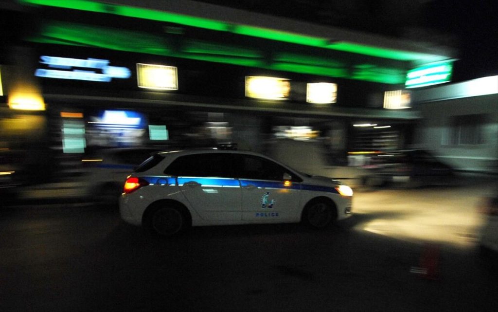 Γκαζάκια στην είσοδο του Ιδρύματος Μητσοτάκη στο Θησείο