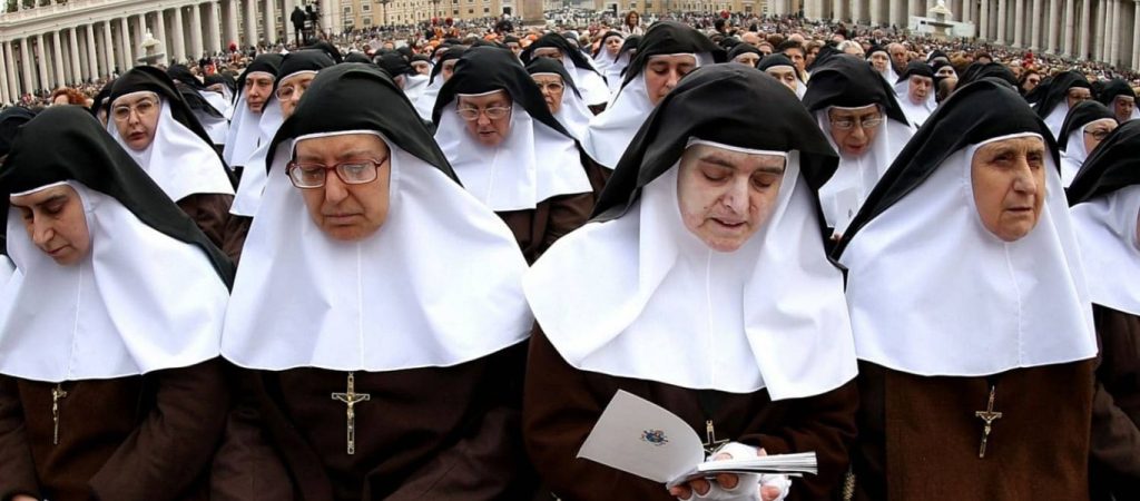 To είδαμε και αυτό: Ιρλανδές μοναχές αγνόησαν τα περιοριστικά μέτρα για να συμμετάσχουν σε εξορκισμό