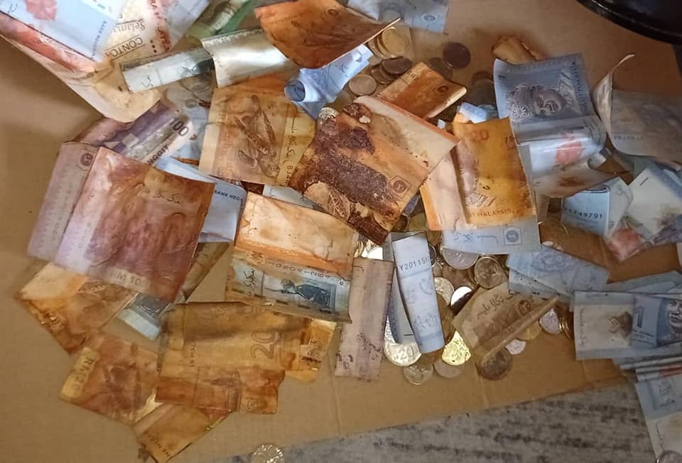Μαλαισία: Γυναίκα έβαλε μαζί χαρτονομίσματα και κέρματα σε ένα κουτί και τα λεφτά γέμισαν σκουριά (φωτό)