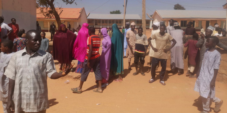 Νιγηρία: Ένοπλοι εισέβαλλαν σε σχολείο και απήγαγαν μεγάλο αριθμό μαθητριών