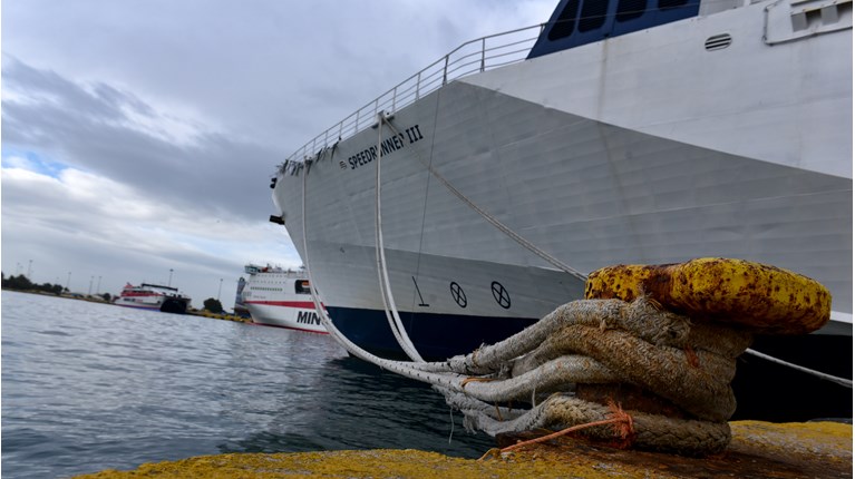 Φορτηγό πλοίο προσάραξε στη Ψέριμο – Στο σημείο σκάφη του λιμενικού (βίντεο)