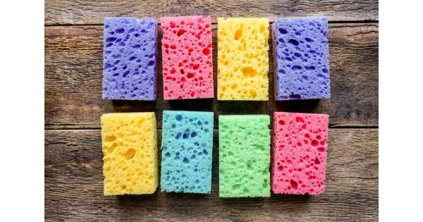 Έχετε αναρωτηθεί γιατί έχουν διαφορετικά χρώματα τα σφουγγαράκια κουζίνας; – Κι όμως υπάρχει λόγος!