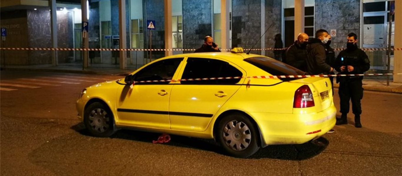 Εντοπίστηκε ακινητοποιημένο ταξί με όπλο στο εσωτερικό του στον σταθμό Λαρίσης