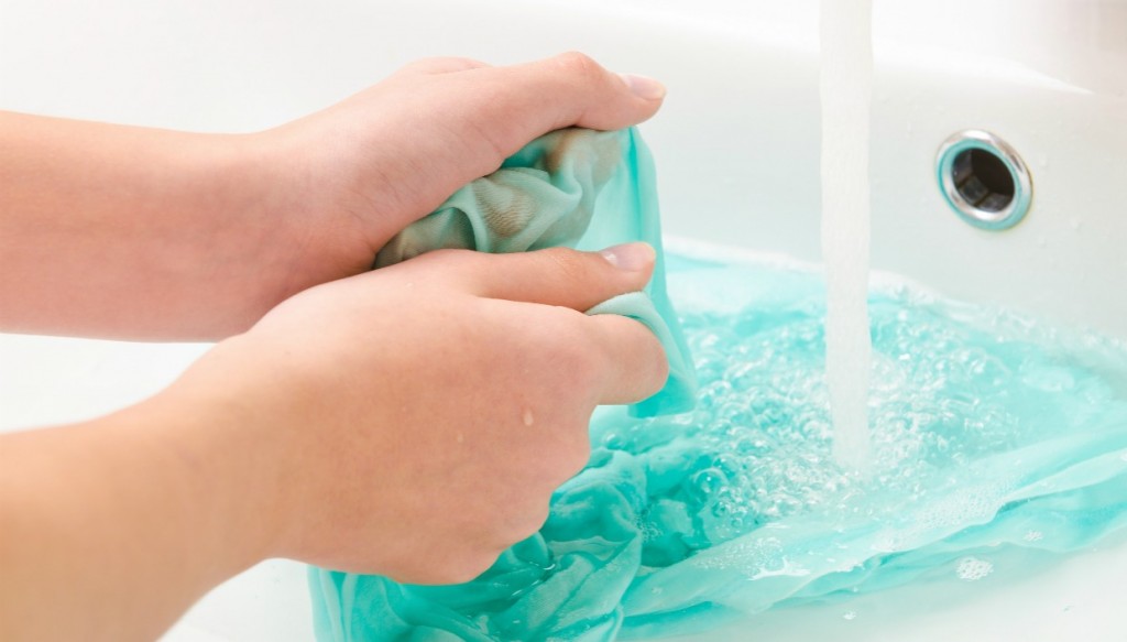 Πώς να καθαρίσετε τη μπογιά από τα ρούχα σας