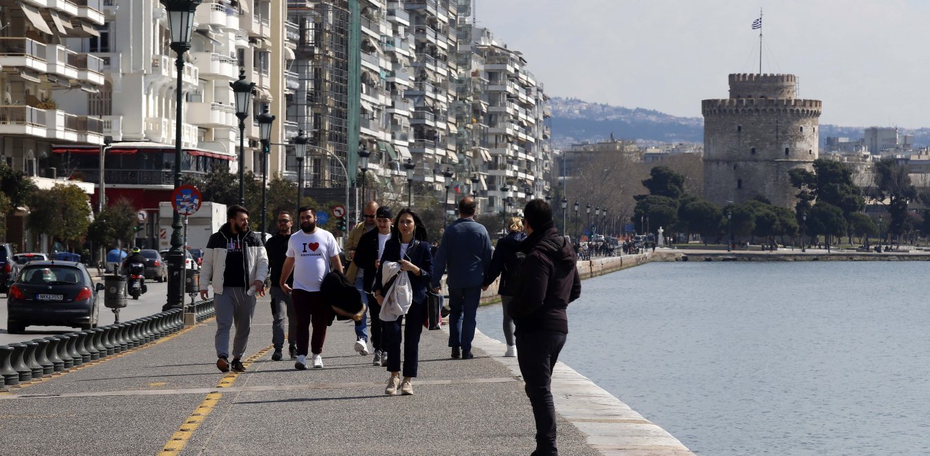 Θεσσαλονίκη όπως Αθήνα: Πολίτες «ξεχύθηκαν» στη Νέα παραλία (βίντεο)