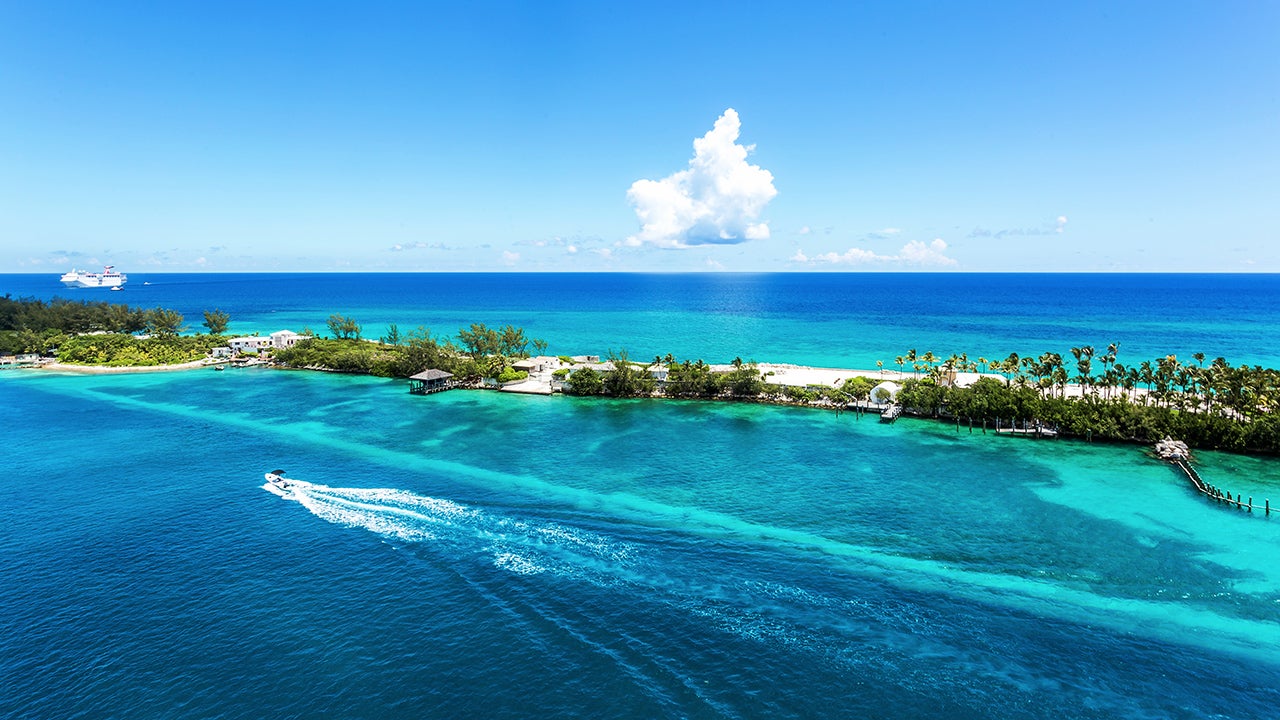 Μπαχάμες: Μπάλα τιτανίου που εντοπίστηκε σε παραλία (φώτο)
