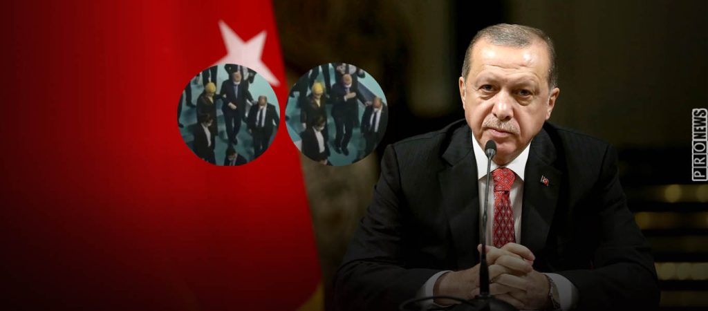 Ο Ρ.Τ.Ερντογάν κατεβαίνει υποβασταζόμενος σκάλες –  Φημολογία για την κατάσταση της υγείας του (βίντεο)