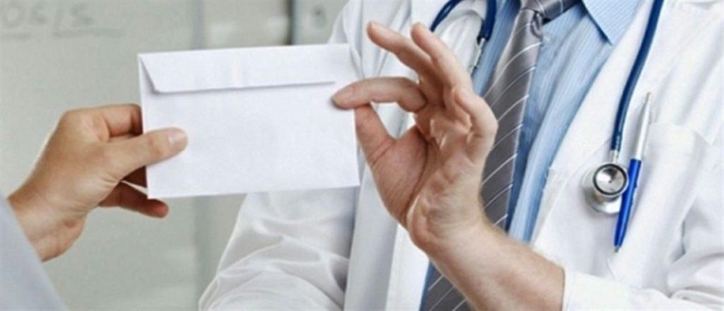 Kάλυμνος: Χειροπέδες σε γιατρό που πιάστηκε επ’αυτοφώρω να παίρνει «φακελάκι»