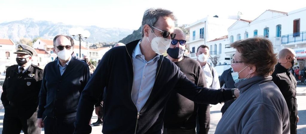 Κατακεραυνώνει» την ΝΔ το Politico: «Στην Ελλάδα αυτοί που φτιάχνουν νόμους για τον Covid τους καταπατάνε»