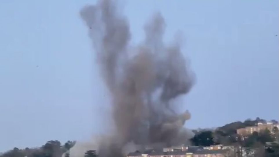 Εντυπωσιακή ελεγχόμενη έκρηξη βόμβας του Β’ Παγκοσμίου Πολέμου στο Έξετερ της Βρετανίας (βίντεο)