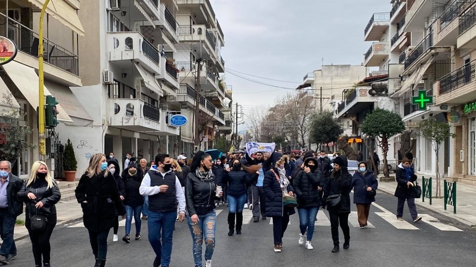 «Καζάνι» που βράζει η Θεσσαλονίκη – Συγκέντρωση και πορείες των κατοίκων: «Σταματήστε το lockdown εδώ και τώρα» (upd)