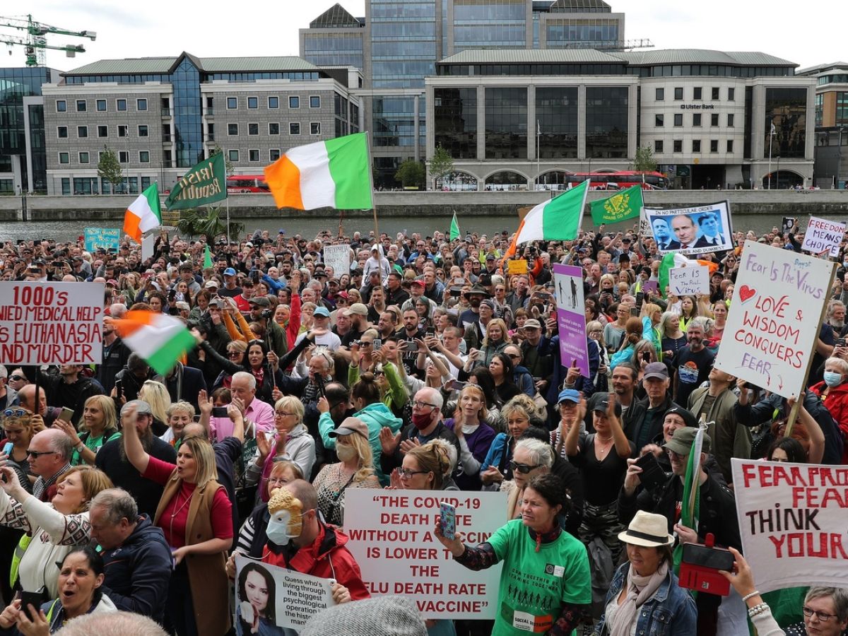 Ιρλανδία: Συγκρούσεις με την Αστυνομία για τα μέτρα  του κορωνοϊού – «Αντάρτικο» των πολιτών και στην Βρετανία