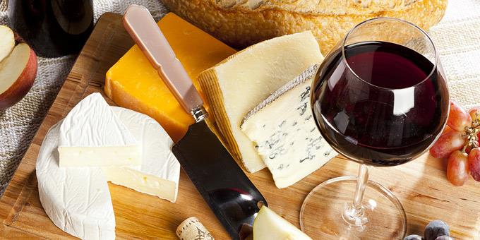 Αυτός είναι ο λόγος που το κρασί έχει καλύτερη γεύση όταν συνοδεύεται από τυρί
