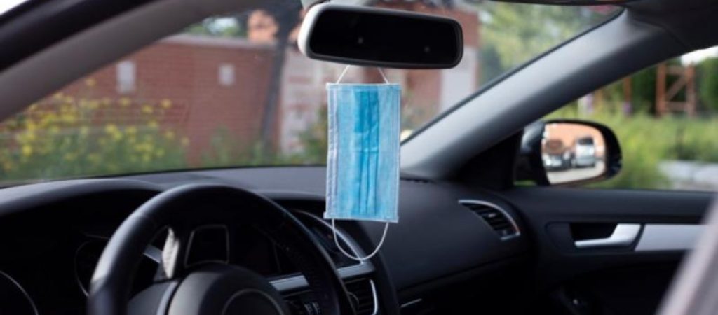 Τα έχουμε δει όλα πλέον: Γυναίκα έβγαλε το εσώρουχό της και το έκανε… μάσκα (βίντεο)