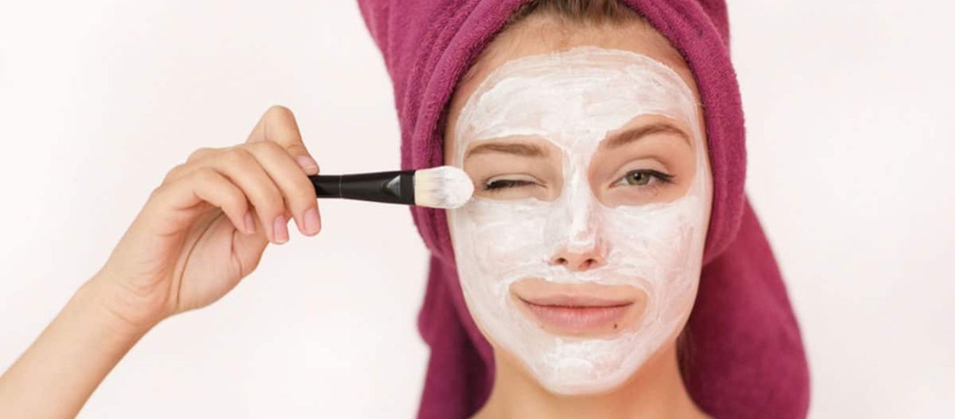 Οι σπιτικές μάσκες ομορφιάς που θα σας κάνουν να… «λάμπετε»