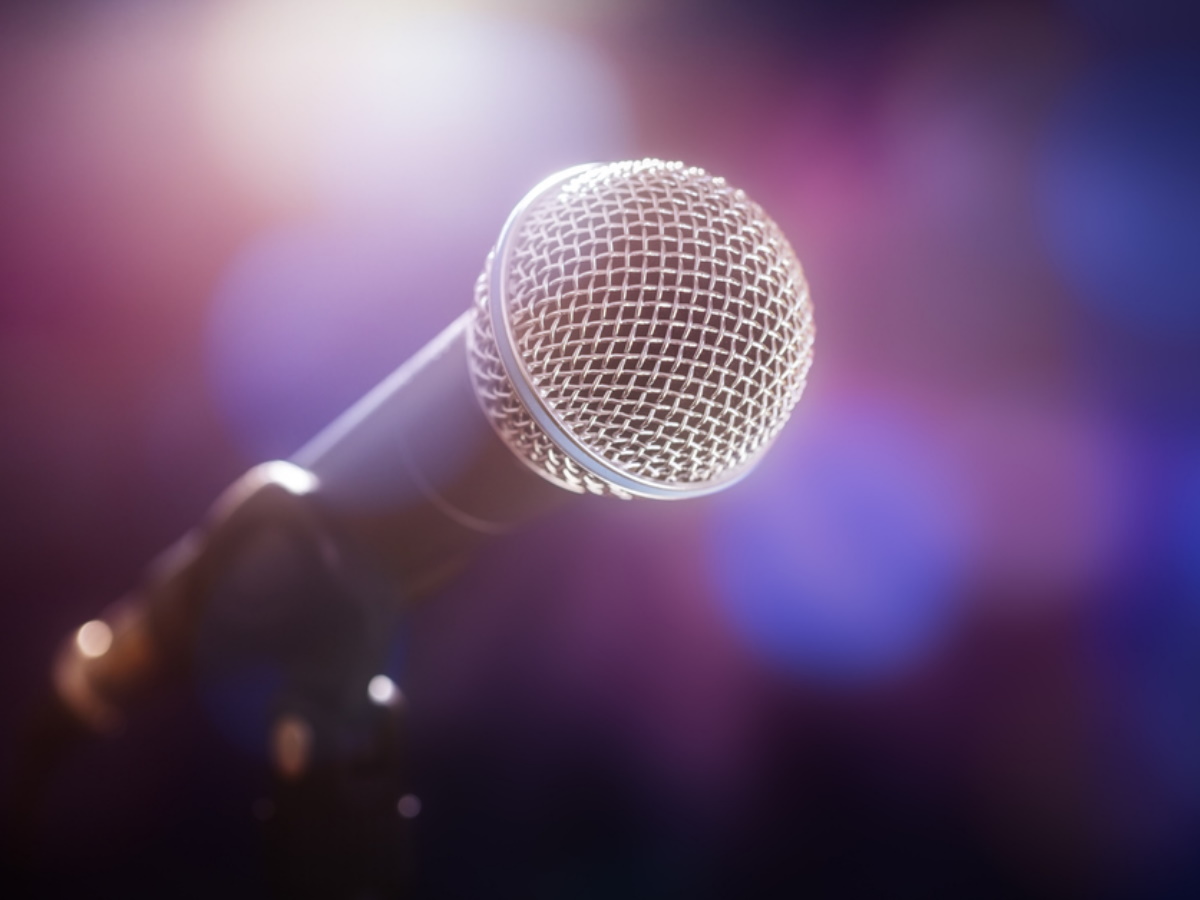 Γνωστός τραγουδιστής εντοπίστηκε σε παράνομη χαρτοπαικτική λέσχη στην περιοχή της Κυψέλης