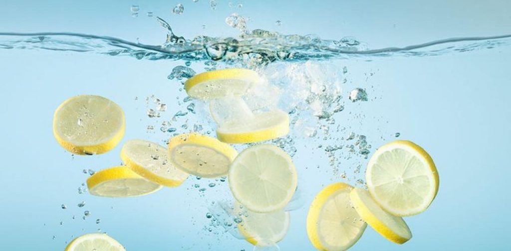 Εσείς πίνετε νερό με λεμόνι; – Αυτά είναι τα οφέλη του για την υγεία