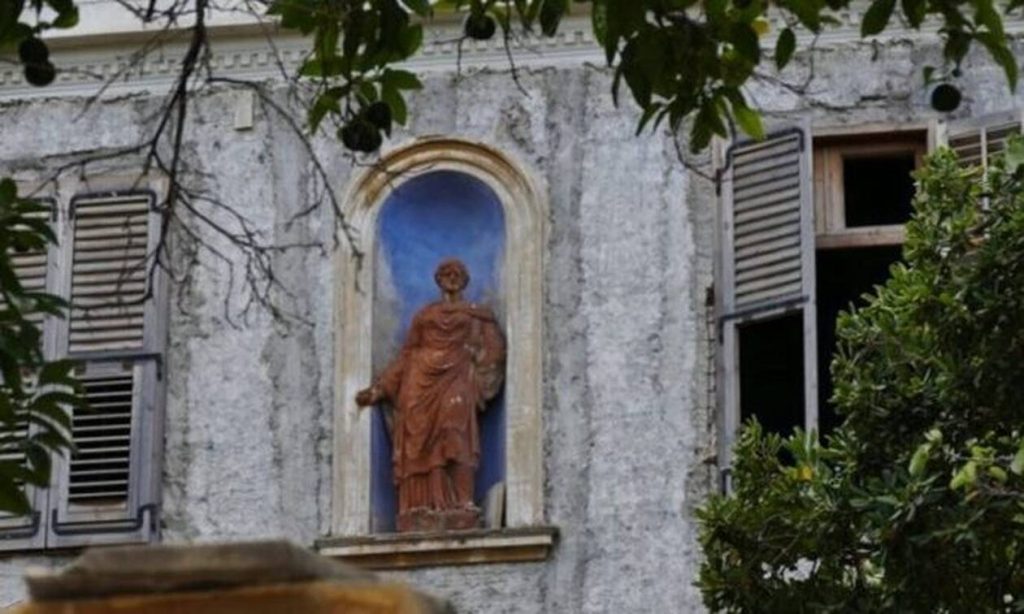 Το εγκαταλελειμμένο σπίτι με την «πήλινη γυναίκα» στην Αθήνα (βίντεο)