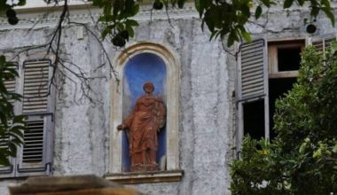 Το εγκαταλελειμμένο σπίτι με την «πήλινη γυναίκα» στην Αθήνα (βίντεο)