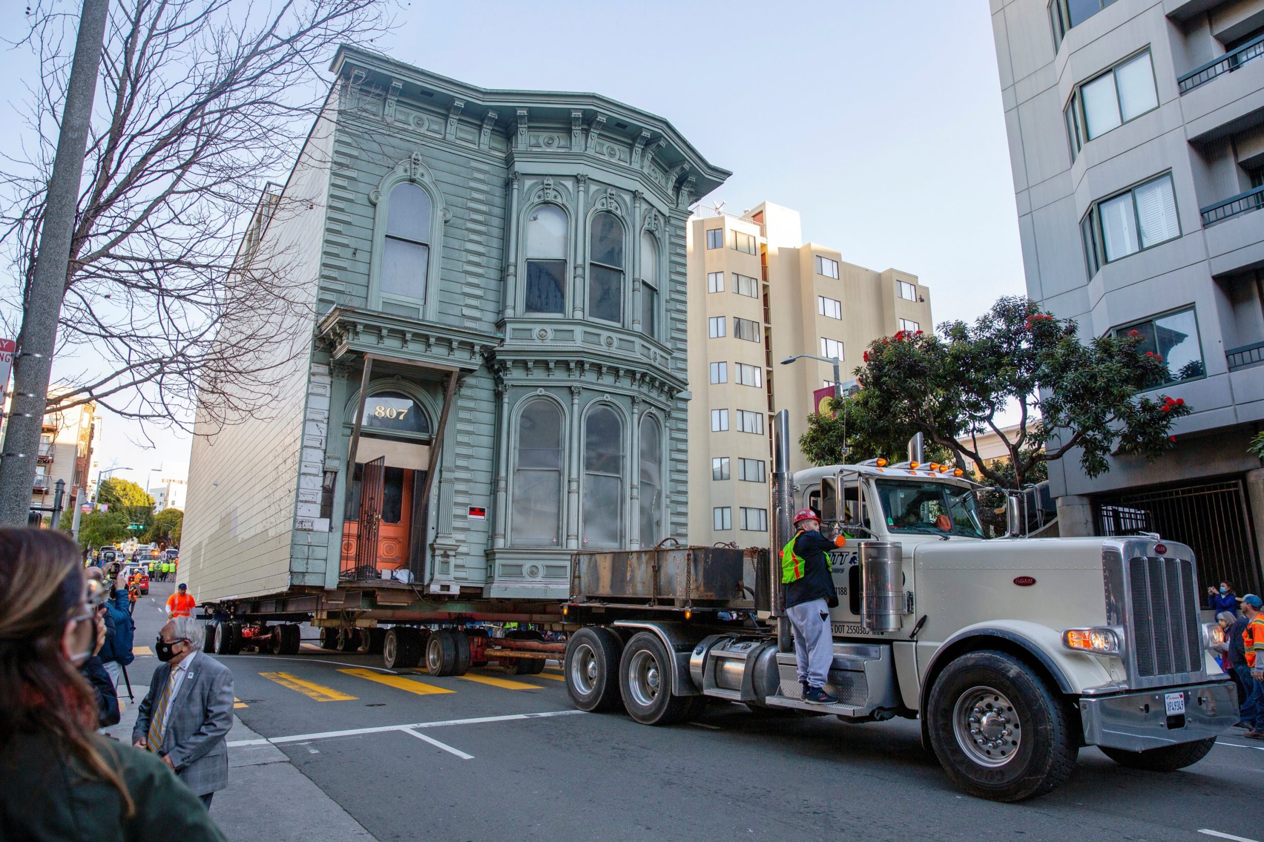 Σαν Φρανσίσκο: Σήκωσαν με φορτηγό 2οροφο σπίτι 465 τ.μ. για να το πάνε πιο κάτω (βίντεο)