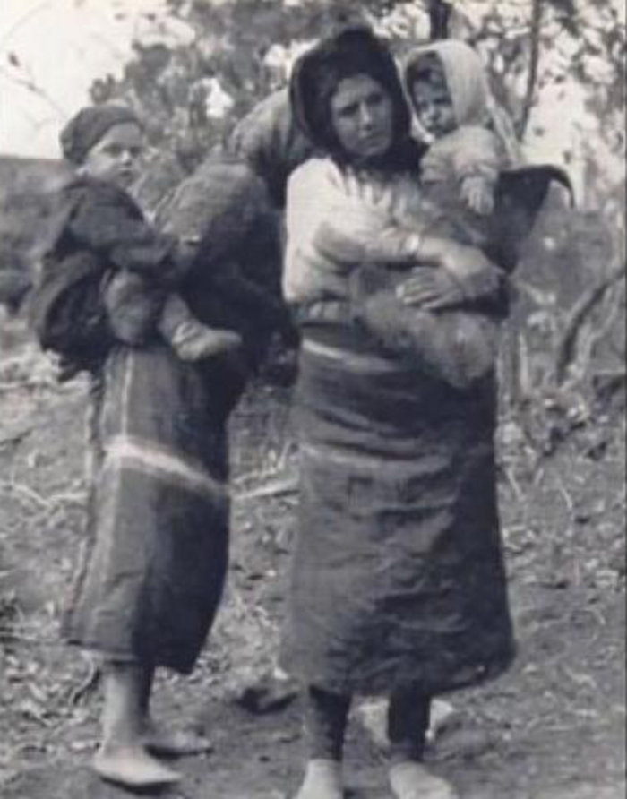 Τα μεσάνυχτα σταμάτησε το πανδαιμόνιο των πυροβολισμών και οι αντάρτες και τα γυναικόπαιδα αποσύρθηκαν στη θέση Μερτζάν Λιθάρ.