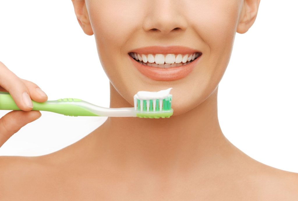Τέσσερις λόγοι για να χρησιμοποιήσετε το λάδι καρύδας ως οδοντόκρεμα