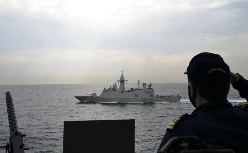 Η φρεγάτα «Ύδρα» στα Στενά του Ορμούζ με υψωμένη την γαλανόλευκη