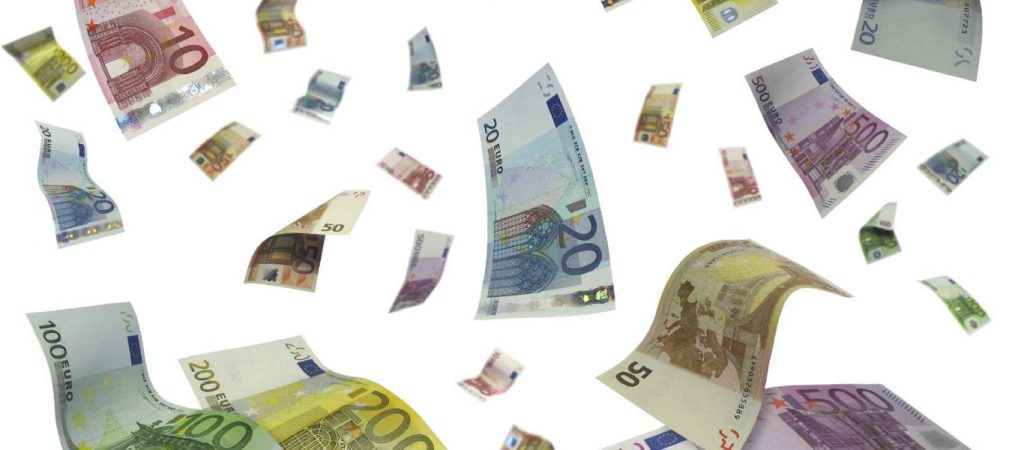 Θέλετε να μαζέψετε λεφτά; – Οι 4+1 συνήθειες που πρέπει να «κόψετε»