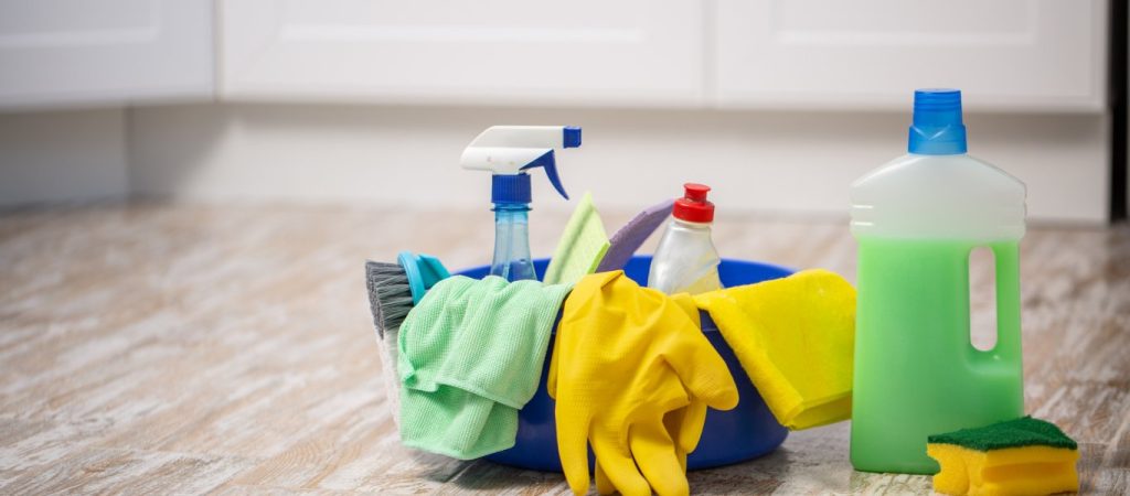 Τα 20+2 «μυστικά» καθαριότητας με υλικά που έχετε σπίτι σας (βίντεο)