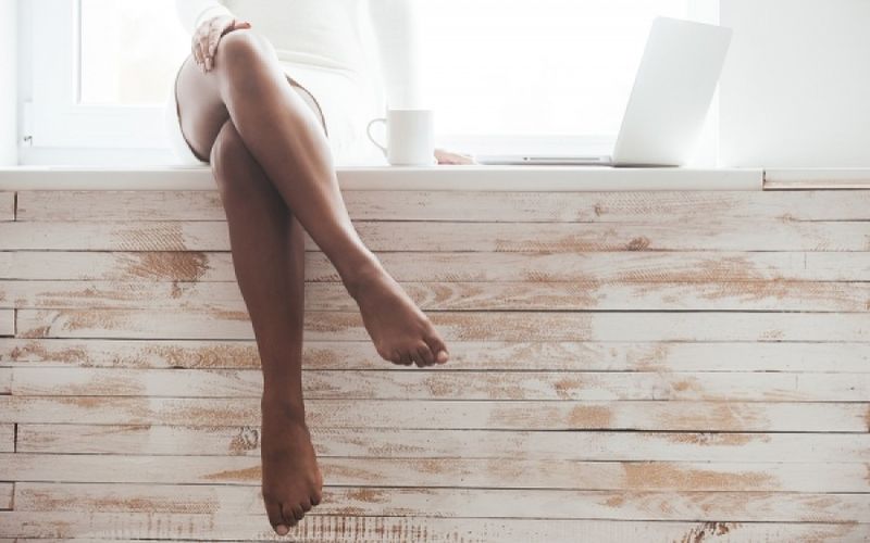 Αυτοί είναι οι πέντε λόγοι που πρέπει να αποφεύγεις να κάθεσαι σταυροπόδι