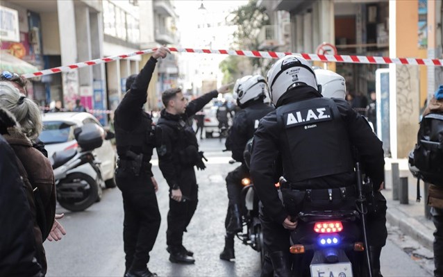 Σε εξέλιξη επιχείρηση εκκένωσης κτιρίου στον Άγιο Παντελεήμονα