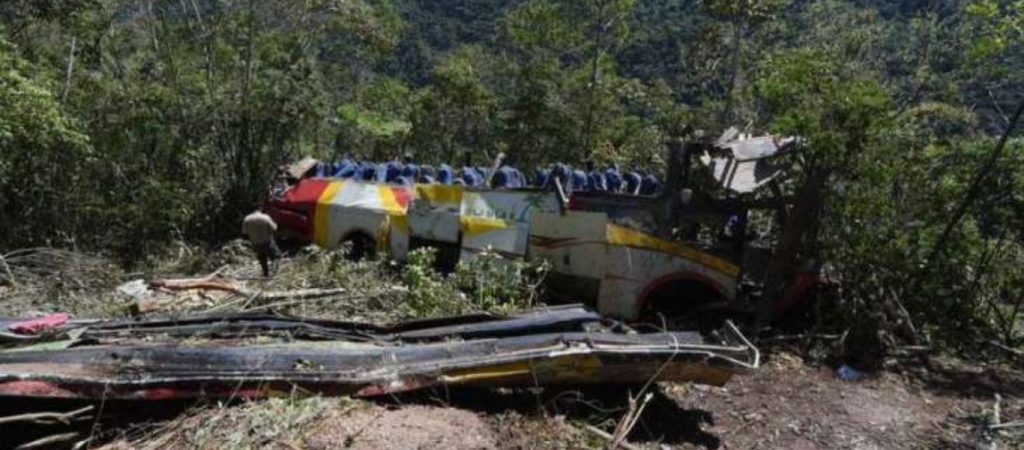 Βολιβία: Τουλάχιστον 20 νεκροί από πτώση λεωφορείου σε χαράδρα