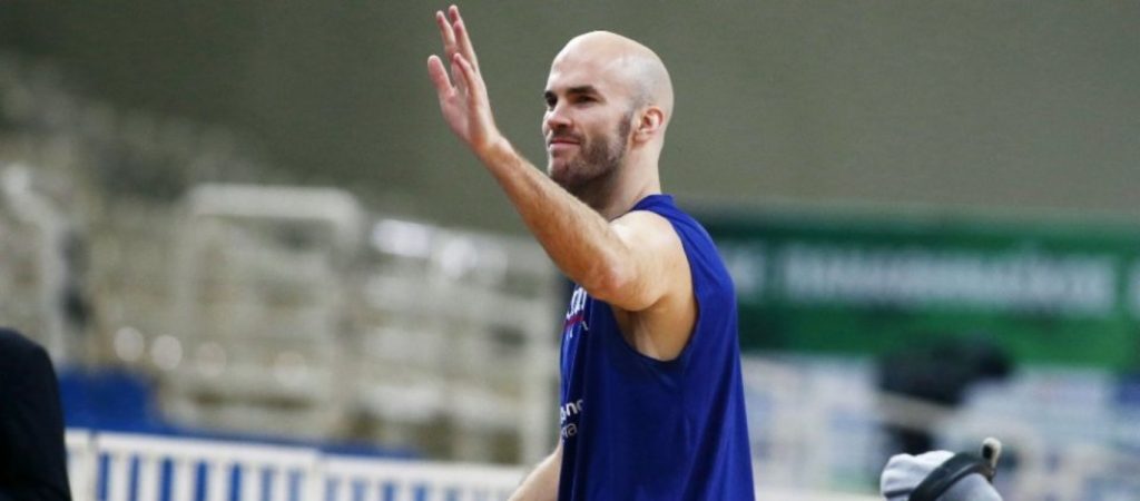 Θερμή υποδοχή για το Ν.Καλάθη στο ΟΑΚΑ – Βραβεύτηκε για την προσφορά του (φώτο)